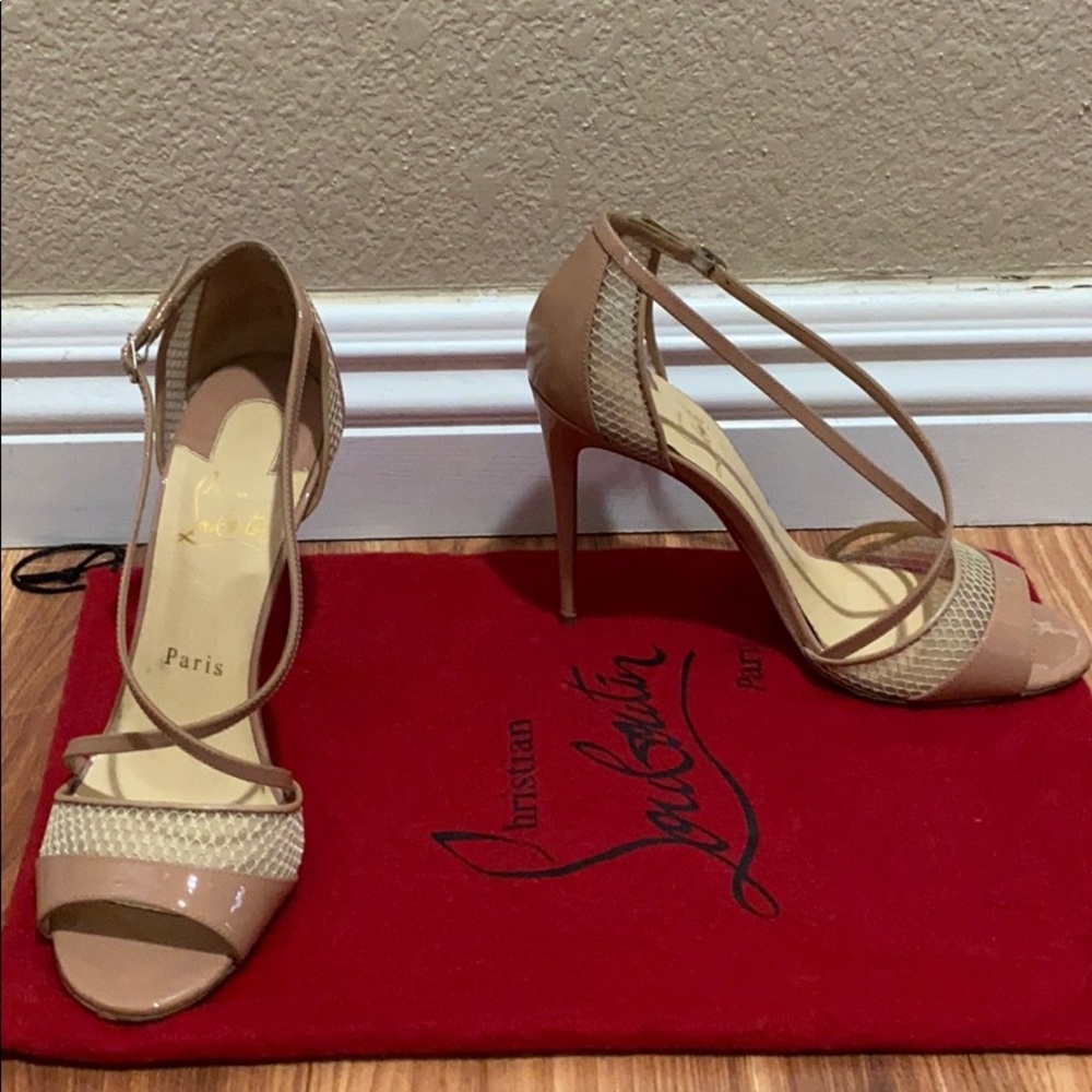 Nude Peep Toe Christian Louboutin Pumps